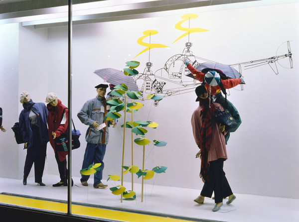 Milan Langer, Jaroslav Chmelík, Miroslav Podhrázský (fotograf) – Heliport (podzim?) III, Výloha Módního domu DON v Hradci Králové 