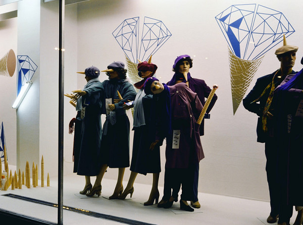 Milan Langer, Jaroslav Chmelík, Miroslav Podhrázský (fotograf) – Diamant a zmrzlina II, Výloha Módního domu DON v Hradci Králové 