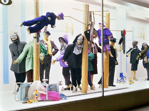 Milan Langer, Jaroslav Chmelík, Miroslav Podhrázský (fotograf) – V lese, Výloha Módního domu DON v Hradci Králové 