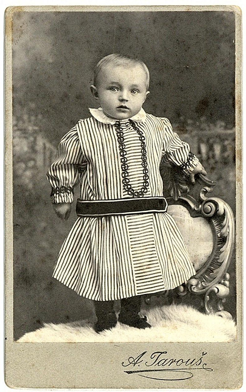 Atelier Augustin Jarouš – bez názvu (portrét malého dítěte) 