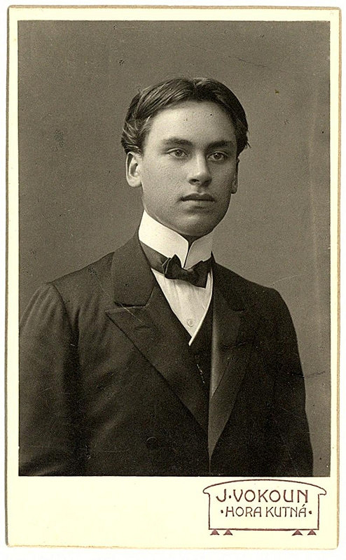 Atelier Josef Vokoun – bez názvu (portrét mladého muže) 