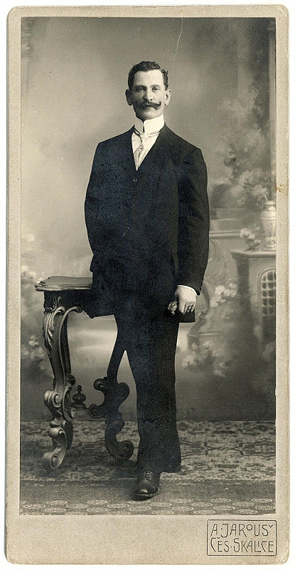 Atelier Augustin Jarouš – bez názvu (portrét stojícího muže) 