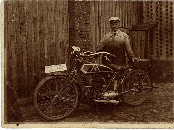 neznámý – bez názvu (portrét muže s motocyklem)