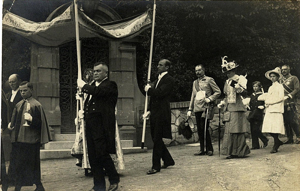 neznámý – bez názvu ( F.F. d´Este s průvodem, pohlednice) 