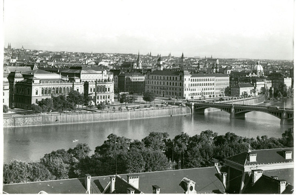 Rudolf Bruner-Dvořák – Pohled na Staré Město pražské a Mánesův most od Kramářovy vily