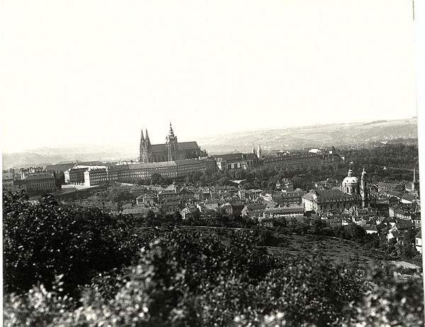 Rudolf Bruner-Dvořák – Pohled na Prahu z Hladové zdi - Hradčany 