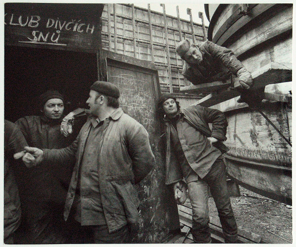 Martin Martinček – Liptovská Mara (Zvárači cez pracovnú prestávku), cyklus čiernobielych fotografií, 60 ks 