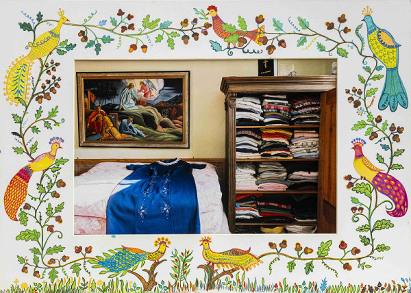 Daniela Kapráľová – Spálňa so šatami 