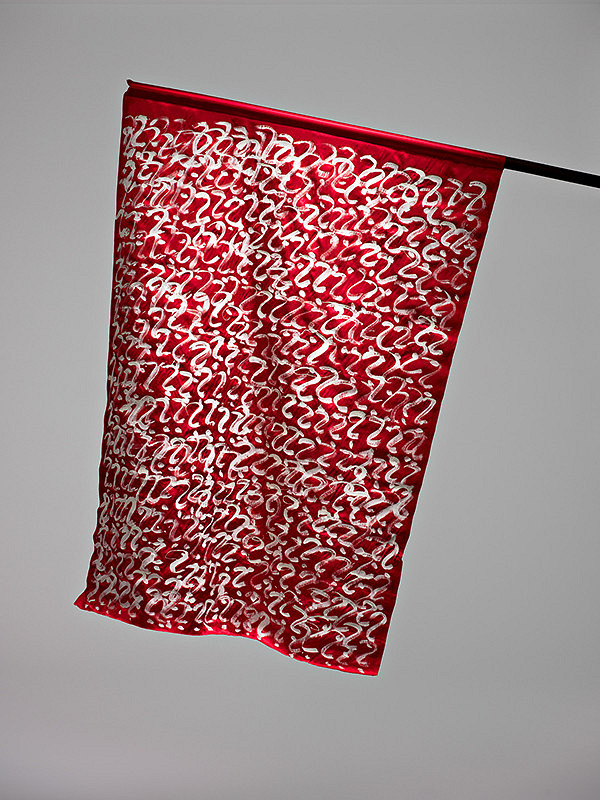 Július Koller – Červená vlajka s otáznikmi 