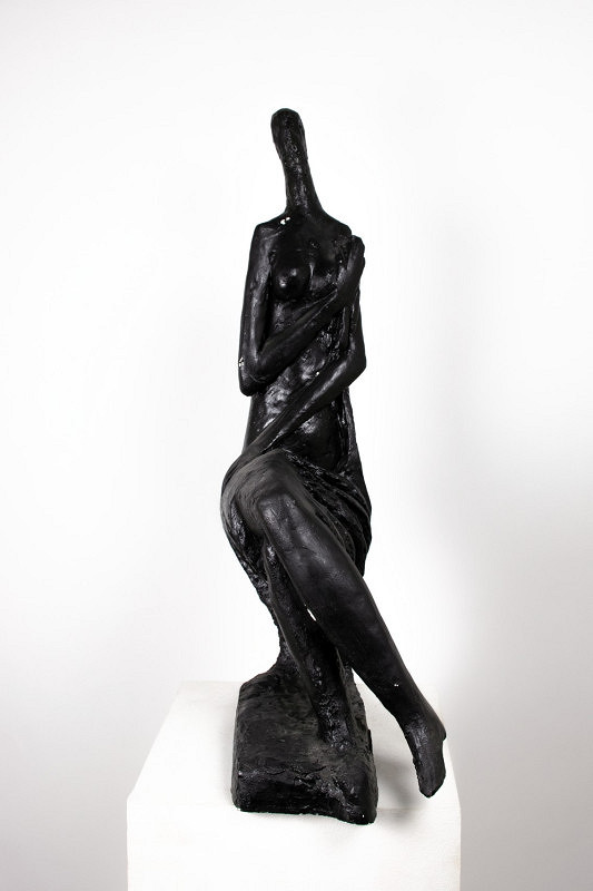 Silvia Gajdošová – Sediaca s drapériou 