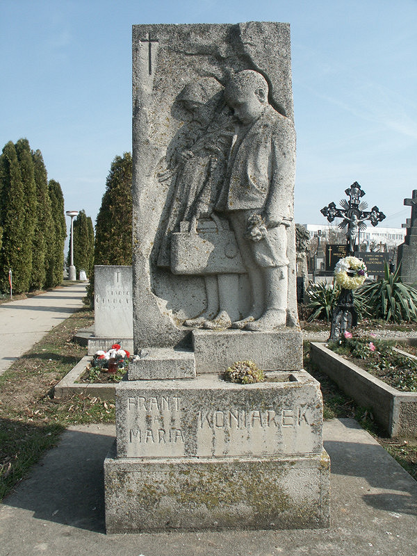 Ján Koniarek – Náhrobný pomník rodičom vo Voderadoch 