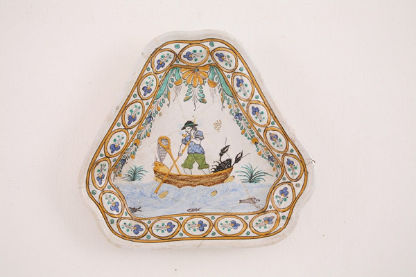 Ferdiš Kostka – Trojhranný tanier s rybárom 