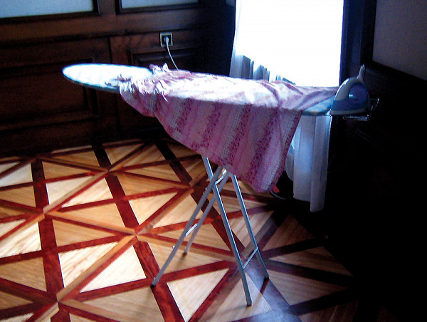 Ladislav Čarný – Žehlenie pre mužov / z cyklu Domáce práce pre mužov 