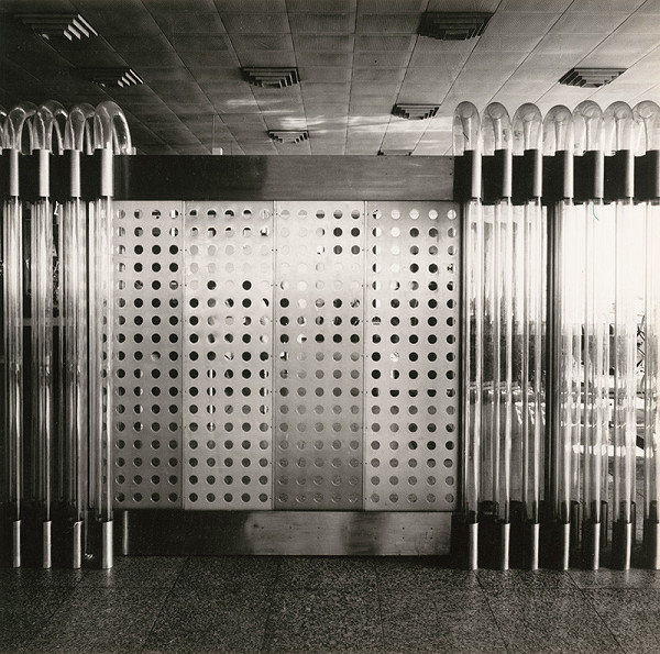 Vojtech Vilhan – Letisko v Bratislave - Ivánke. Tuzemská časť. Realizácia deliacej steny. Pohľad zpredu. 