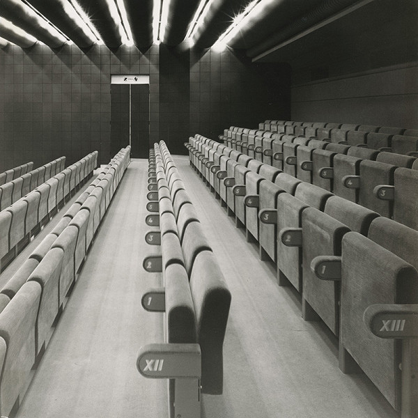 Rastislav Janák, Peter Černo, Hilda Fialová – Kino Tatra v Bratislave. Pohľad do kinosály smerom do hľadiska. 