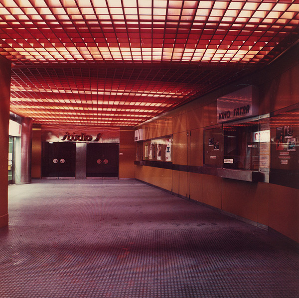 Rastislav Janák, Peter Černo, Neznámy autor – Kino Tatra v Bratislave. Vstupné priestory v hoteli s pohľadom na vstup do Štúdia S a na pokladnice Študia S a kina Tatra. 