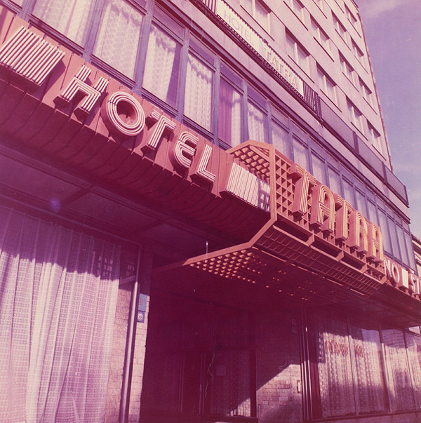 Rastislav Janák, Peter Černo, Neznámy autor – Kino Tatra v Bratislave. Detail fasády so vstupom. 