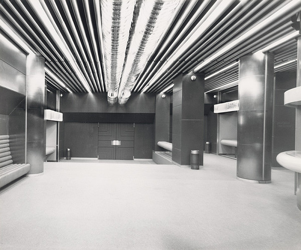 Rastislav Janák, Peter Černo, Hilda Fialová – Kino Tatra v Bratislave. Vstupné priestory s pohľadom na vstup do kinosály a na šatne. 