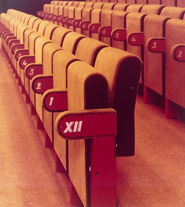 Rastislav Janák, Peter Černo, Neznámy autor – Kino Tatra v Bratislave. Detailný pohľad na sedadlá v hľadisku. 