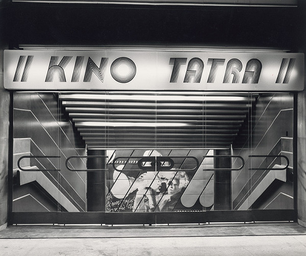 Rastislav Janák, Peter Černo, Hilda Fialová – Kino Tatra v Bratislave. Vstup do kina v hotelovej hale. 