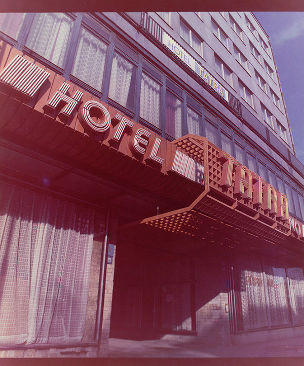 Rastislav Janák, Peter Černo, Neznámy autor – Kino Tatra v Bratislave. Detail fasády so vstupom. 