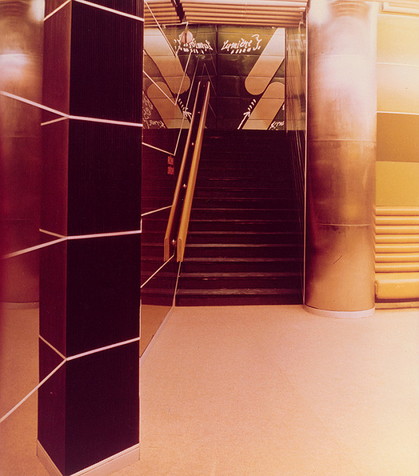 Rastislav Janák, Peter Černo, Neznámy autor – Kino Tatra v Bratislave. Pohľad do vstupných priestorov smerom ku schodisku. 
