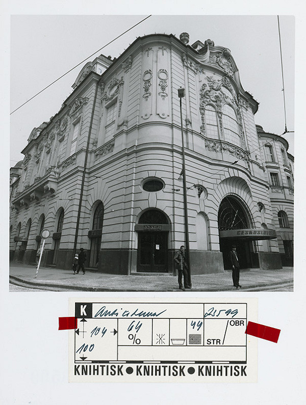 Rastislav Janák, Ivan Petelen – Československé aerolínie v budove reduty v Bratislave. Pohľad na exteriér nárožia budovy.