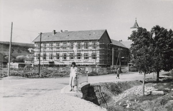 Vladimír Dedeček – Základná škola v Hrabušiciach. Pohľad na exteriér počas výstavby. 