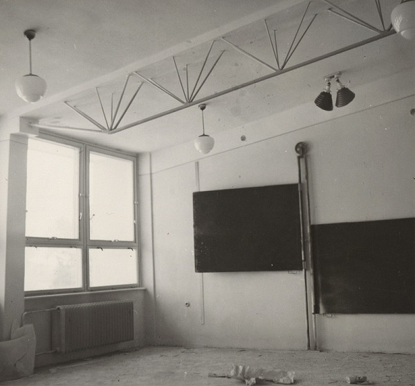 Vladimír Dedeček – Úsporná 8 ročná 9 triedna škola. Pohľad do triedy počas výstavby. 