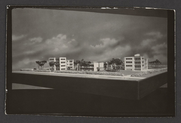 Vladimír Dedeček – Dvanásťročná dvadsaťštyritriedna pavilónová škola. Model 