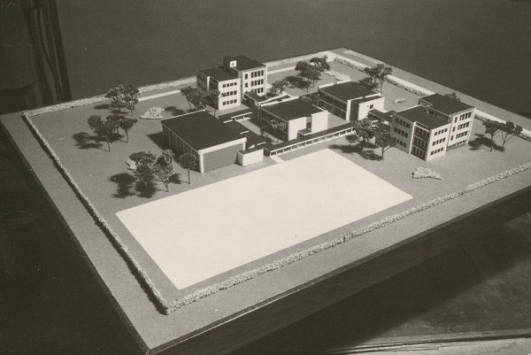 Vladimír Dedeček – Dvanásťročná dvadsaťštyritriedna pavilónová škola. Model.   