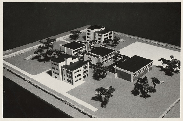 Vladimír Dedeček – Dvanásťročná dvadsaťštyritriedna pavilónová škola. Model.   
