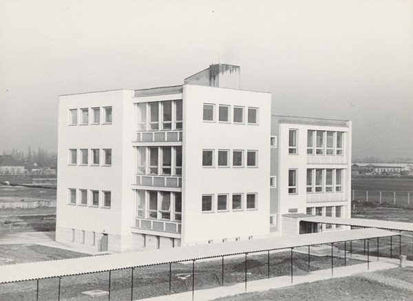 Vladimír Dedeček – Škola pavilónového typu v Bratislava - Trnávke.  