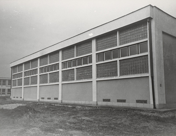 Vladimír Dedeček – Škola pavilónového typu v Bratislava - Trnávke.  