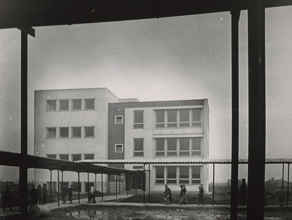 Vladimír Dedeček – Škola pavilónového typu v Bratislava - Trnávke.  