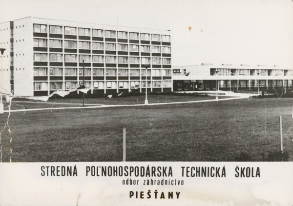 Vladimír Dedeček – Stredná poľnohospodárska technická škola v Piešťanoch - odbor záhradníctvo. Širší pohľad na školu. 