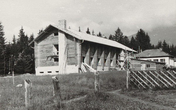 Vladimír Dedeček – Administratívna budova Tanap v Tatranskej Lomnici počas výstavby.  