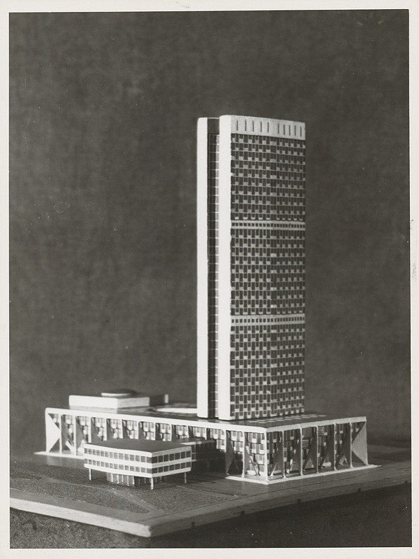 Vladimír Dedeček, J. Suchý – Súťažný návrh na radnicu v Toronte. Model. 