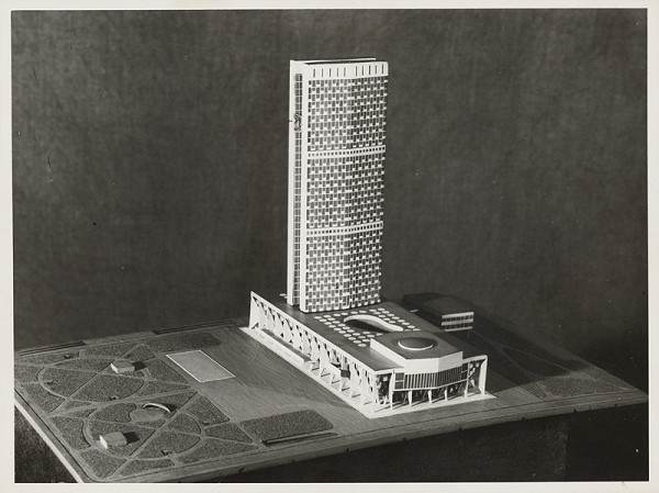 Vladimír Dedeček, J. Suchý – Súťažný návrh na radnicu v Toronte. Model. 