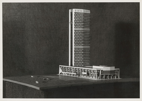 Vladimír Dedeček, J. Suchý – Súťažný návrh na radnicu v Toronte. Model. 