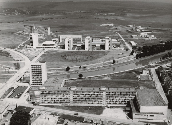 Vladimír Dedeček – Vysoká škola poľnohospodárska v Nitre. Letecká fotografia dokončeného areálu. 