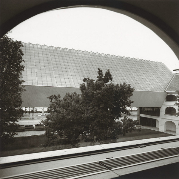 Vladimír Dedeček, Elena Trokanová – Renovation of and extension to Slovak National Gallery in Bratislava. View of the exhibition spaces (bridge) from the outside 