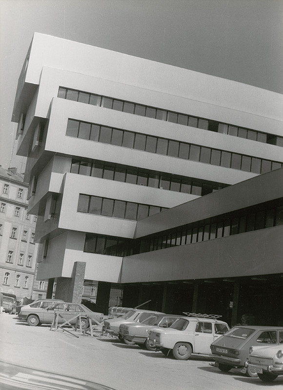 Vladimír Dedeček – Rekonštrukcia a dostavba Slovenskej národnej galérie v Bratislave. Pohľad na administratívnu budovu z parkoviska pred hotelom Devín. 