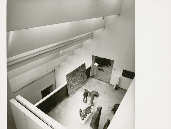 Vladimír Dedeček – Rekonštrukcia a dostavba Slovenskej národnej galérie v Bratislave. Pohľad do premostenia. 