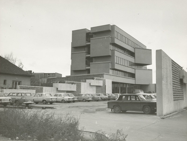 Vladimír Dedeček – Spoločná administratívna budova Odborového riaditeľstva hydinárskeho priemyslu a Konštrukčno-projekčné stredisko n.p., Mostáreň Brezno v Bratislave. Pohľad na vstupné priečelie s parkoviskom pred budovou. 