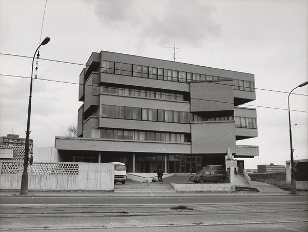 Vladimír Dedeček – Spoločná administratívna budova Odborového riaditeľstva hydinárskeho priemyslu a Konštrukčno-projekčné stredisko n.p., Mostáreň Brezno v Bratislave. Pohľad na vstupné priečelie. 