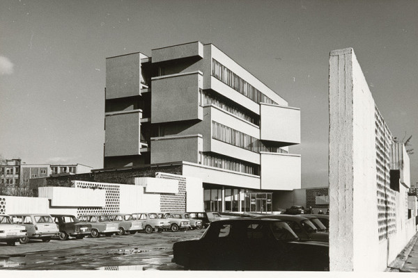 Vladimír Dedeček – Spoločná administratívna budova Odborového riaditeľstva hydinárskeho priemyslu a Konštrukčno-projekčné stredisko n.p., Mostáreň Brezno v Bratislave. Pohľad na vstupné priečelie s parkoviskom pred budovou. 