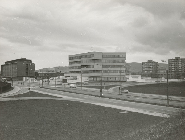 Vladimír Dedeček – Spoločná administratívna budova Odborového riaditeľstva hydinárskeho priemyslu a Konštrukčno-projekčné stredisko n.p., Mostáreň Brezno v Bratislave. Diaľkový pohľad na budovu. 