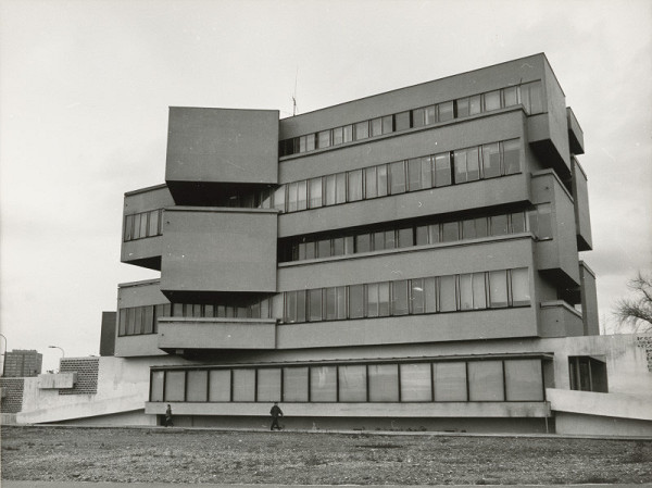 Vladimír Dedeček – Spoločná administratívna budova Odborového riaditeľstva hydinárskeho priemyslu a Konštrukčno-projekčné stredisko n.p., Mostáreň Brezno v Bratislave. Pohľad na vstupné priečelie. 