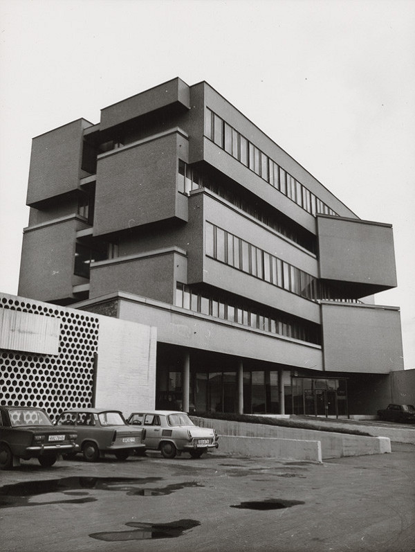 Vladimír Dedeček – Spoločná administratívna budova Odborového riaditeľstva hydinárskeho priemyslu a Konštrukčno-projekčné stredisko n.p., Mostáreň Brezno v Bratislave. Pohľad na vstupné priečelie. 